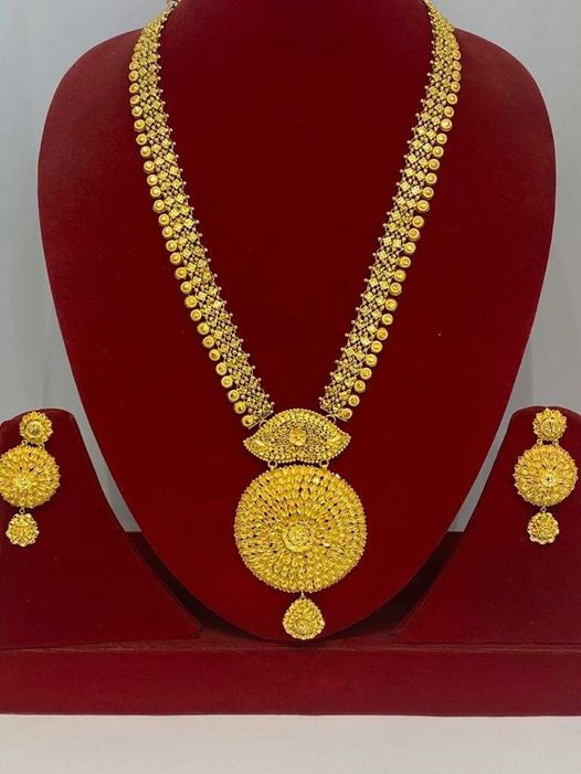 24ct Gold Necklace and Top 24ct Gold Necklace and Top from Shree RIddhi Siddhi Jewellers presents a best in class gold pendent. Gold Necklace are the classical jewellery item and is a perfect wear for all occasions. 