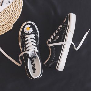 Canvas shoes with little daisy